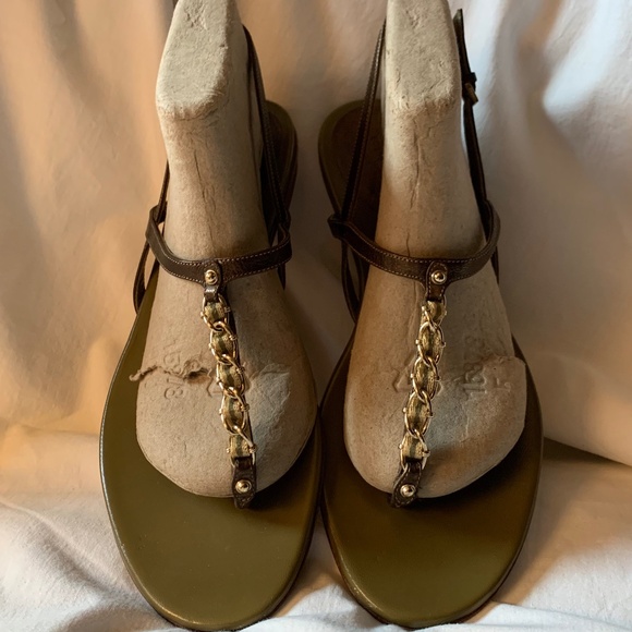 Gucci genuine leather T-strap sandals with buckle closure - Picture 2 of 10